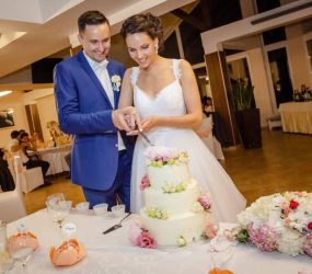 Svadobná fotografia novomanželia pri torte