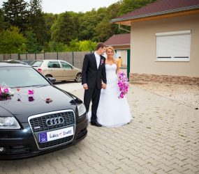 Fotografia novomanželov pri vyzdobenom aute